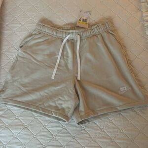 men’s NIKE size small beige shorts